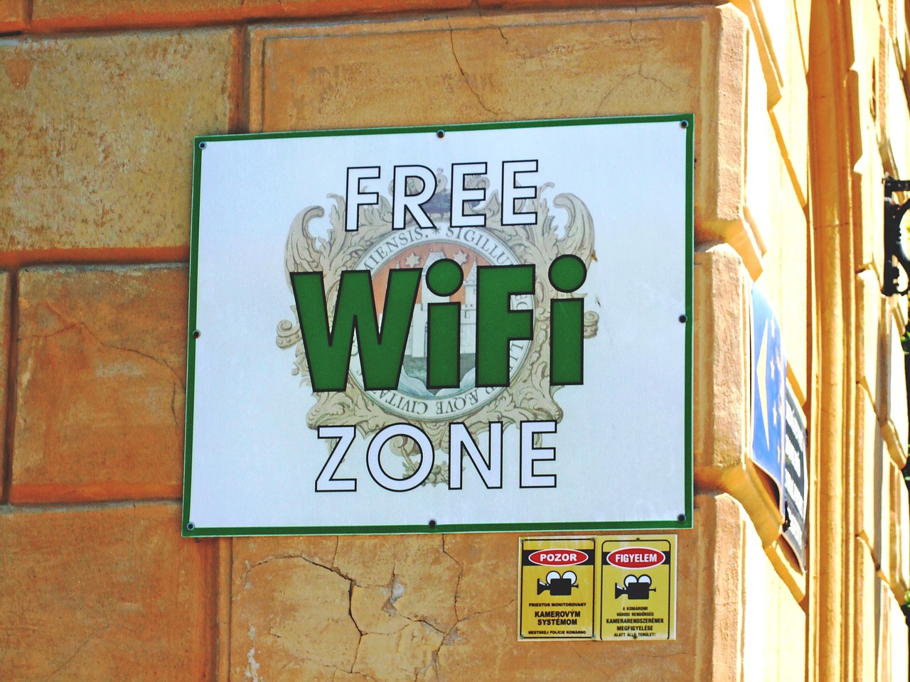 Schild "Free WiFi" an einer Hausmauer